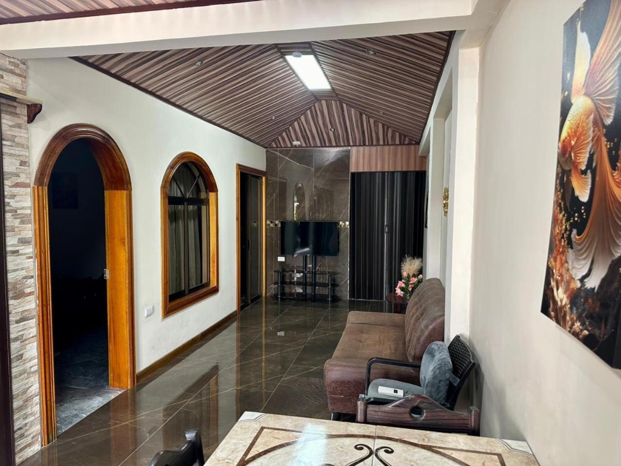 Casa 1 En Cr, 2 Con 3 Ac Y Equipada *